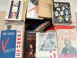 plusieurs livres sont empilés sur une table