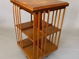 une petite table en bois surmontée d'une étagère