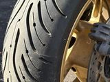 un gros plan sur un pneu de moto dans la rue
