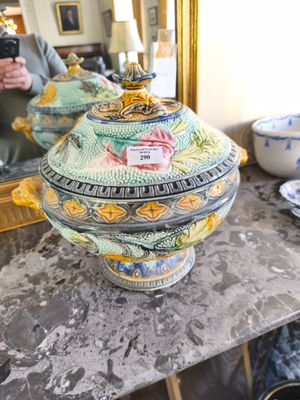 quelqu'un prend une photo d'un vase avec un miroir en arrière-plan
