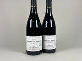 deux bouteilles de vin posées sur une table blanche