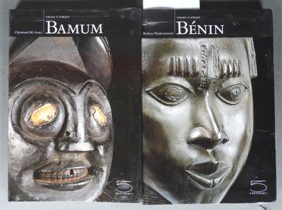 deux livres posés sur une table