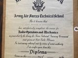 un ancien document portant un sceau militaire