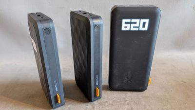 deux appareils électroniques posés l'un à côté de l'autre sur une table