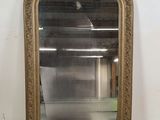 une photo montrant un grand miroir posé sur un parquet