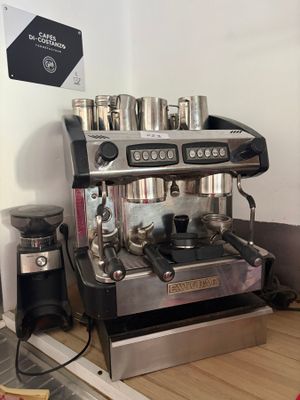 une machine à café posée sur un comptoir