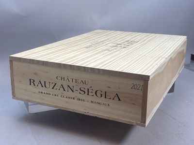 une boîte en bois sur laquelle est accrochée une pancarte indiquant « Ratzan - Segla »