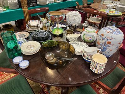de nombreux types de vases et de bols sur la table