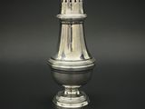 une salière ancienne en argent sur fond noir