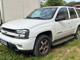un SUV blanc garé dans l'herbe