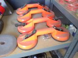 une étagère sur laquelle se trouvent quelques objets orange et noirs