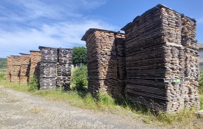 une photo montrant une rangée de vieux bâtiments en briques au bord d'un chemin de terre