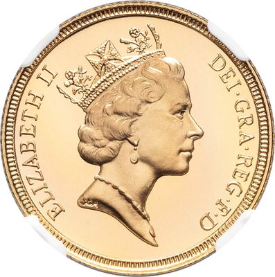 une image montrant un gros plan d'une pièce d'or sur laquelle figure une couronne