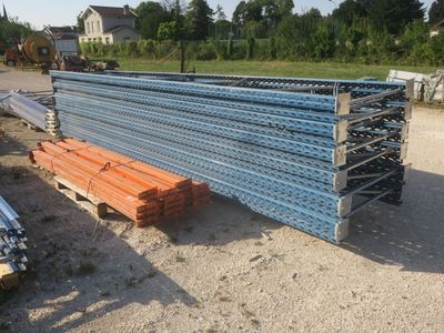 de nombreux types différents de barres d'acier empilées sur une palette