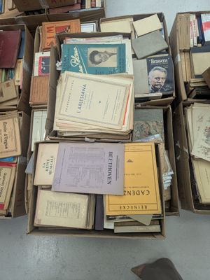 de nombreux cartons de livres empilés les uns sur les autres