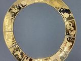 une image représentant une assiette en or ornée d'un motif circulaire