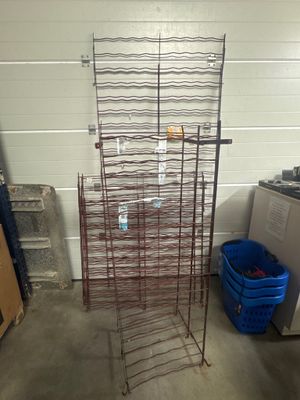 une étagère métallique contenant tout un tas d'objets