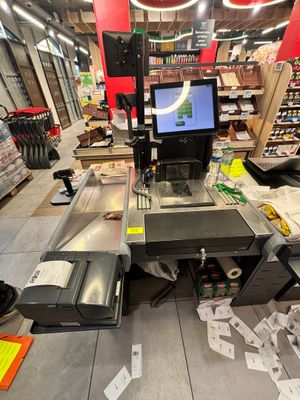 une photo d'une caisse enregistreuse dans une épicerie