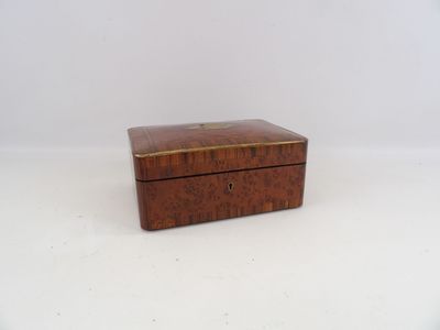 une vieille boîte en bois posée sur une surface blanche