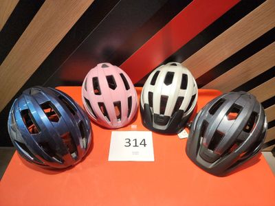 trois casques différents posés sur une table, avec une étiquette de prix