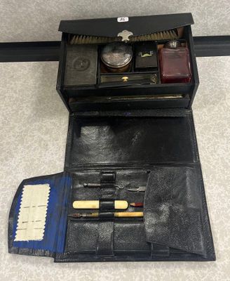 un étui en cuir noir contenant un stylo, des crayons et d'autres objets