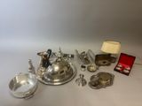 un assortiment d'objets en argent, comprenant notamment une théière, une bouilloire et d'autres objets