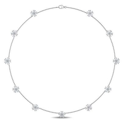 un collier en or blanc et diamants sur fond blanc