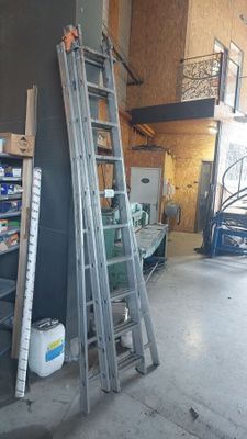une échelle appuyée contre un mur dans un immeuble