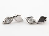 une photo d'une paire de boucles d'oreilles en diamant noir et blanc