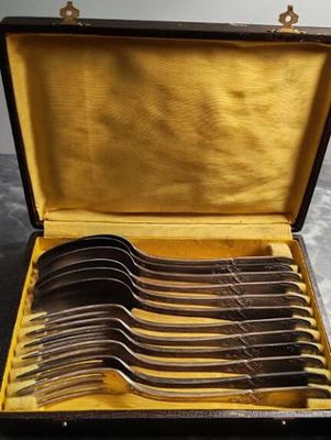 beaucoup d'argenterie dans un coffret sur une table