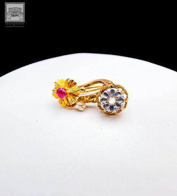 bague plaquée or, ornée de pierres roses et blanches, sur une monture blanche