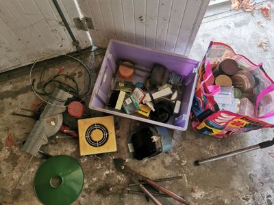 un grand nombre d'outils posés sur le sol