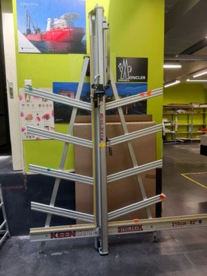 une photo d'une échelle qui se trouve dans un entrepôt
