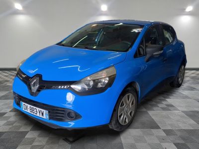 Une voiture bleue est garée dans un garage dont le sol est en damier.