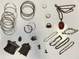 de nombreux types de bijoux exposés sur la table