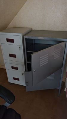 un bureau avec une armoire à dossiers et une chaise dans un coin
