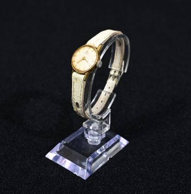 TISSOT. Petite montre bracelet à boitier en métal doré (usur…