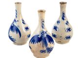 trois vases bleus et blancs placés les uns à côté des autres