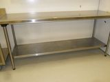 une table en acier inoxydable au milieu d'une pièce