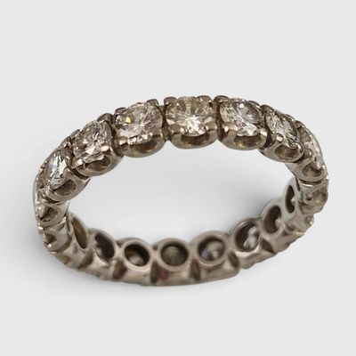 gros plan d'une bague en diamant sur fond blanc