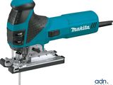 La scie sauteuse Makitta est un petit outil compact qui permet de couper du bois