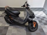 un scooter posé par terre dans la pièce