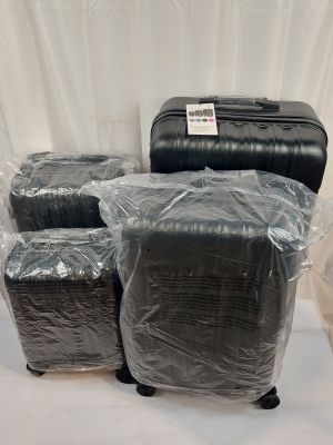quatre bagages emballés dans du plastique, posés sur une table