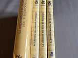 trois livres sont empilés sur une table