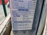 un ticket de stationnement sur un parcmètre installé au bord de la rue