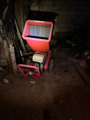 une image représentant une machine rouge et noire dans une pièce sombre
