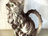 une figurine représentant un chat assis sur une table