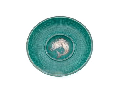 une assiette verte sur laquelle est représenté un poisson, sur fond blanc