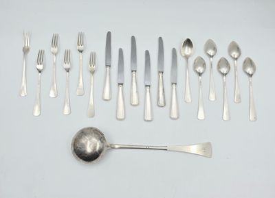 beaucoup de cuillères et de fourchettes en argent sur la table