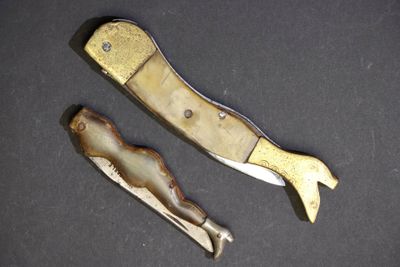 deux types de couteaux différents sur une surface noire